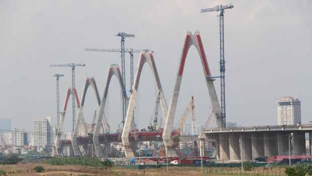 Linden Comansa érige le Nhat Tan Bridge de Hanoi
