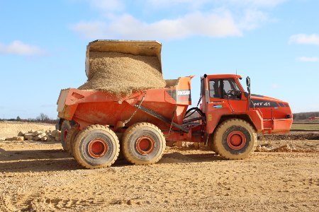 Le carrier Lavaux acquiert deux tombereaux et une chargeuse Doosan