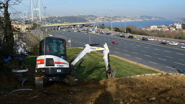 Une pelle Bobcat sur les rives du Bosphore