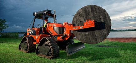 Conexpo : Ditch Witch fait évoluer son tracteur porte-outils sur chenillettes, le RT120