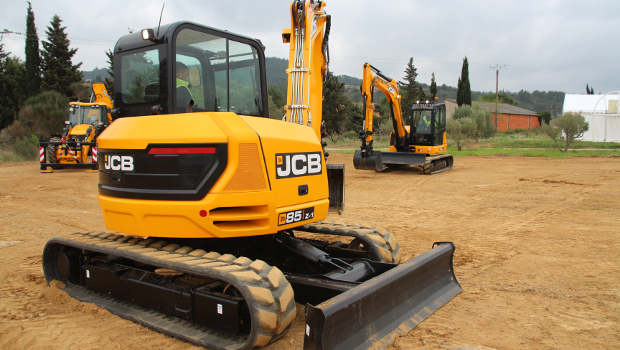 JCB dévoile ses midi-pelles et ses ambitions
