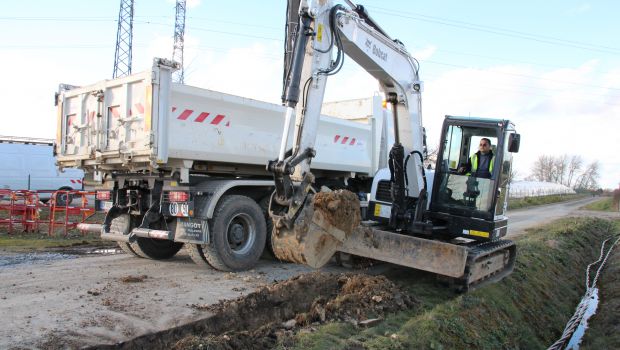 Mini-pelles Bobcat E80 : du renfort pour les tranchées 