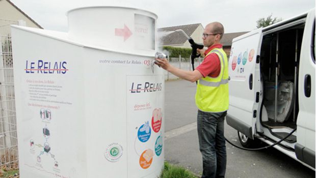 Le Relais entretien ses conteneurs