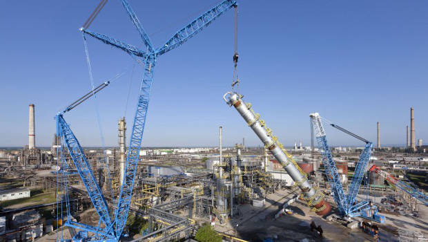 Une grue sur chenilles de 1 000 tonnes à l’œuvre en Roumanie