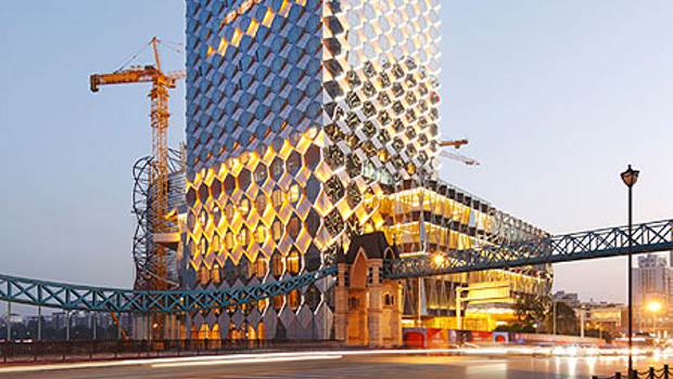 Chine : une façade originale pour le Wanda Reign Hotel