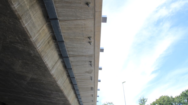 La fibre optique passe aussi sous les autoroutes