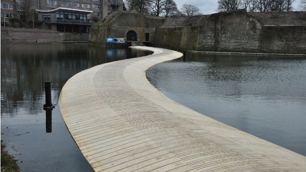 Un pont piétonnier flottant aux Pays-Bas