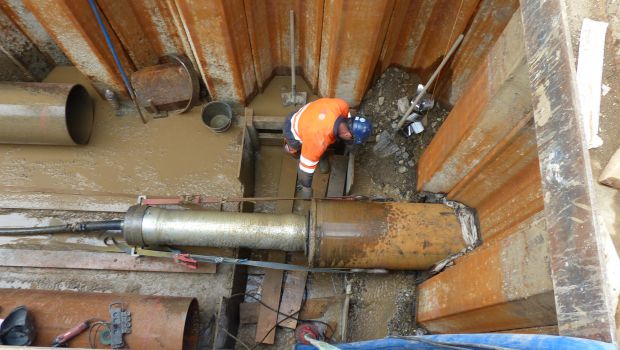 Pousse-tube : pousser sous les voies 