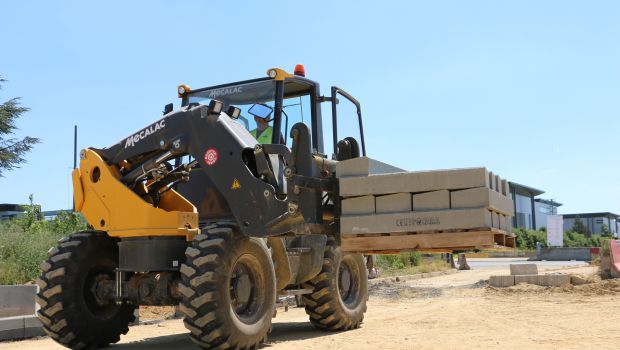 Chargeuses à bras pivotant Mecalac AS 700 et AS 900 : une autre vision du chantier urbain 