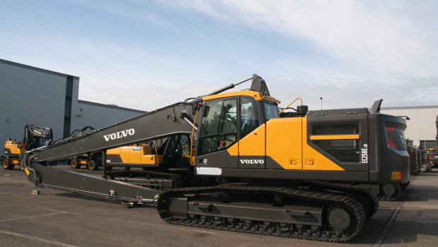 Volvo présente la EC250 E