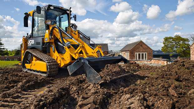 JCB conçoit sa plus petite chargeuse-pelleteuse sur chenilles