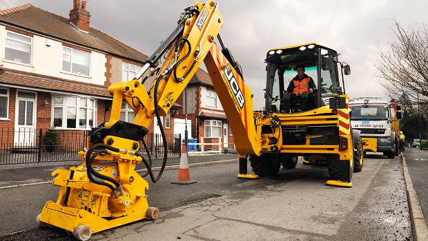 JCB développe sa chargeuse-pelleteuse 3CX