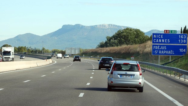 Autoroutes : Macron contre-attaque