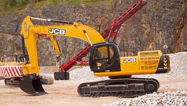 JCB lance une pelle sur chenilles : la JS300 