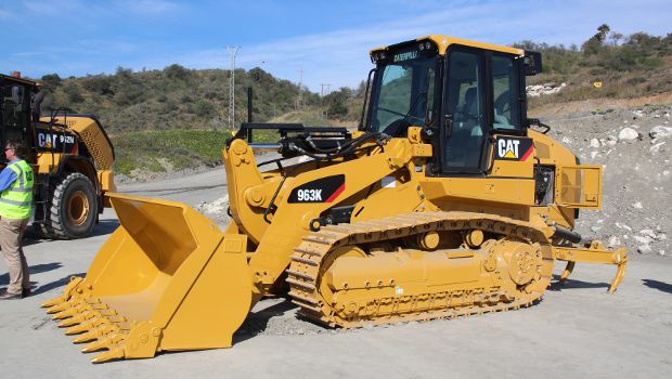 Le Trax Caterpillar 963 saute du D au K