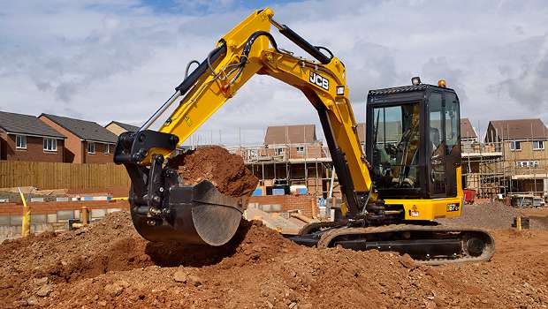 JCB élargit sa gamme de midi pelles