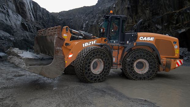 Au Royaume-Uni, Case fait d'une pierre deux coups