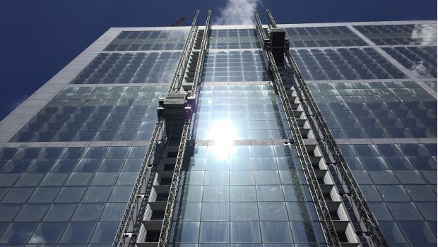 XL France poursuit l'ascension de l'Arche de La Défense