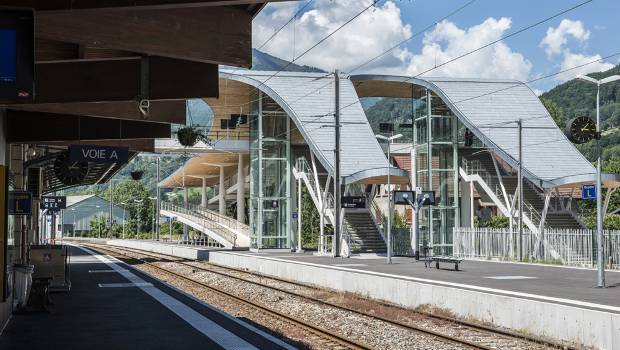 A la Gare de Cluses, une passerelle en zinc fait des vagues
