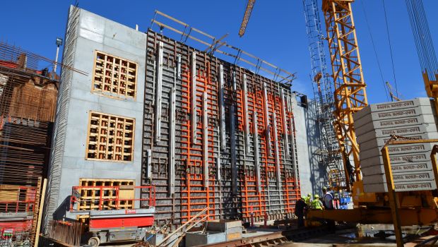 Un coffrage de grande surface pré-monté à ras du sol 