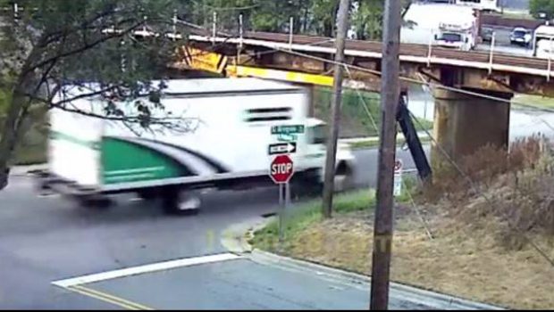 Caroline du Nord : le pont qui décapite les camions