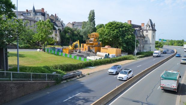 En tunnelier au pied du château 