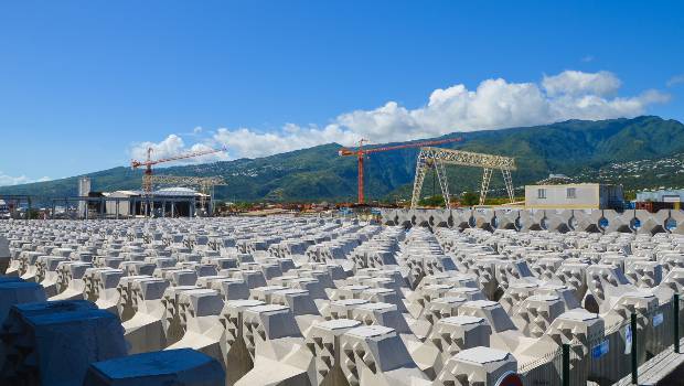 Nouvelle Route du Littoral : l'enquête conduit à 11 perquisitions