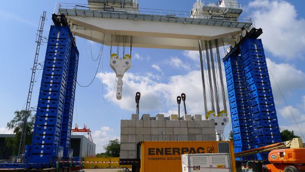 Enerpac signe la plus grande grue à portique offshore au monde