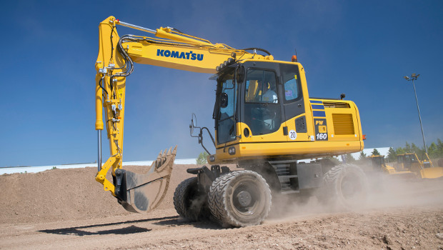 Komatsu Europe bichonne les moteurs et les pelles sur pneus
