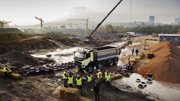 Une enfant de 4 ans teste un Volvo FMX de 18 t
