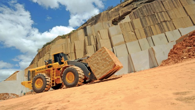 Brésil : Volvo extrait du marbre et du granit à Espirito Santo