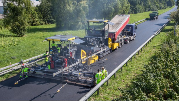 Alimentateur Dynapac MF2500CS : vider un camion en moins de 35 sec !