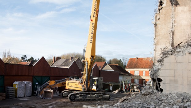 Helfaut Travaux fait sienne de la pelle Liebherr R 960 Démolition