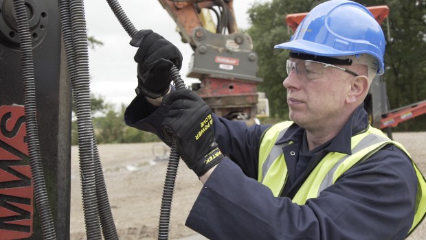 Pirtek : des gants de sécurité contre les projections hydrauliques à haute pression