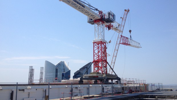 Arche de la Défense : Locapal met en scène un chemin de grue