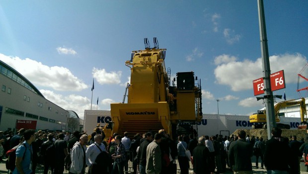 La plus grosse pelle de Bauma 2016 est chez Komatsu