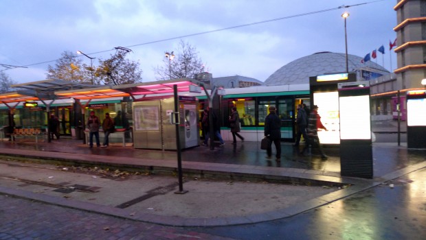 Livry-Gargan : le T4 forcé de se frayer un chemin parmi les déchets