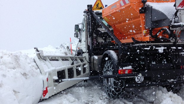 Un Unimog en version chasse-neige - Construction Cayola