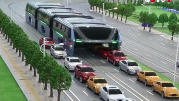 INSOLITE - En Chine, un tramway futuriste entre en scène
