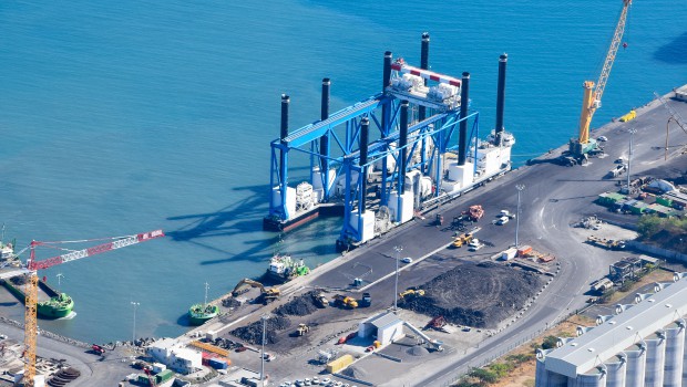 Zourite : La Réunion baptise sa méga barge