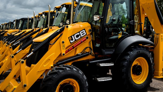 JCB brave stoïquement la tempête
