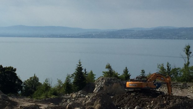 La première pelle 35 t française de Sany surplombe le Lac Léman
