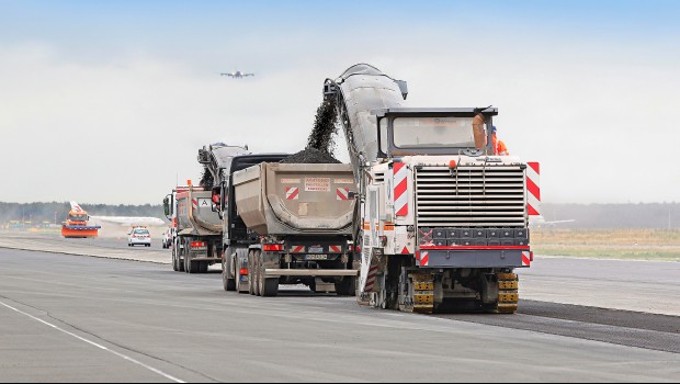 À Francfort, des engins Wirtgen rénovent la piste de l’aéroport