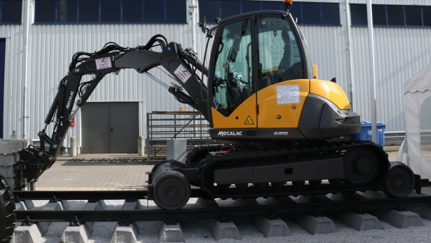 Mecalac conforte sa position dans le rail avec sa 8MCR RR