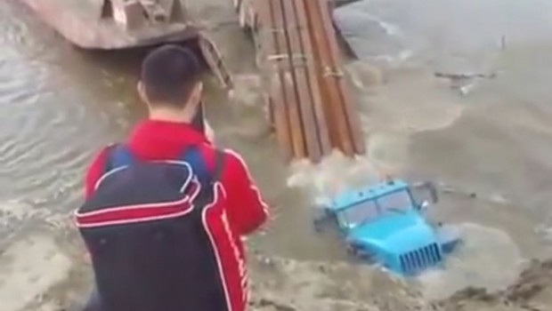 Tant va le camion à l'eau qu'à la fin... il coule