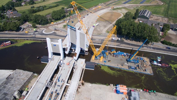 Netherlands: Sarens & Demag  are walking on the water…