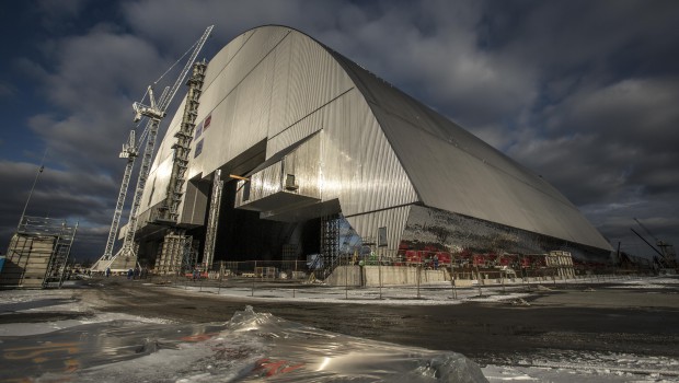 Tchernobyl : l'enceinte de confinement du réacteur prend place