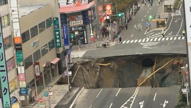 Japan: when the subway makes giant holes