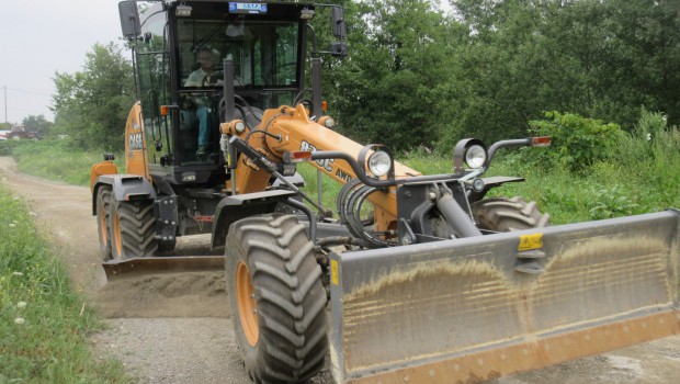 La 1ère niveleuse Case met le pied en région Midi Pyrénées