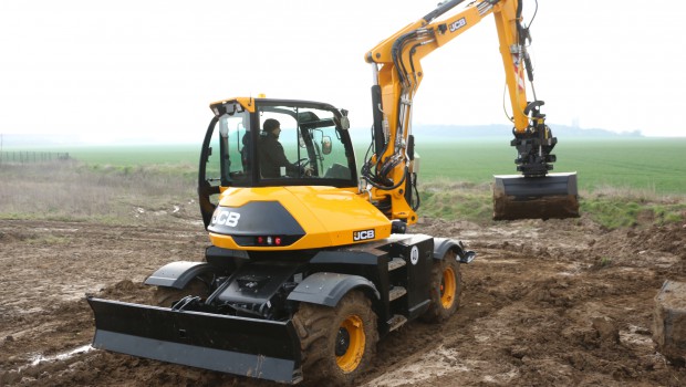 La pelle sur pneus compacte fait la une